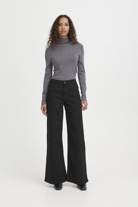 Клешеные джинсы