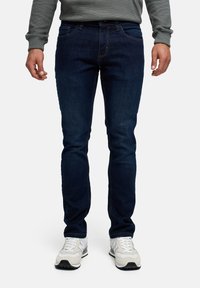 Узкие джинсы