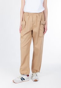 Брюки с накладными карманами