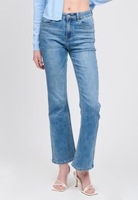 Клешеные брюки