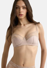 Бюстгальтер без бретелек