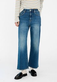 Клешеные джинсы