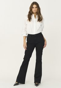 Прямые джинсы