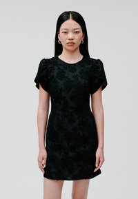 Короткое платье Короткое платье