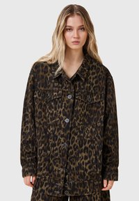 Короткое пальто