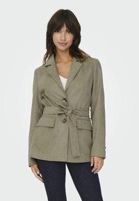 Короткое пальто