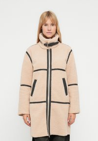 Шерстяное пальто