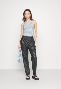 Топ на бретельках