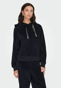 Пуловер с капюшоном