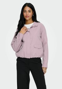 Куртка с накладнымит карманами