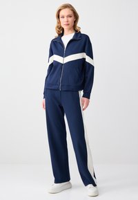 Спортивные штаны