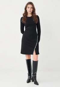 Платье футляр