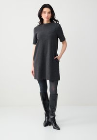 Вязаное платье