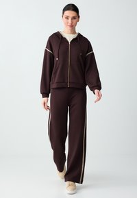 Спортивные штаны