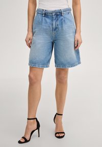 Джинсовые шорты