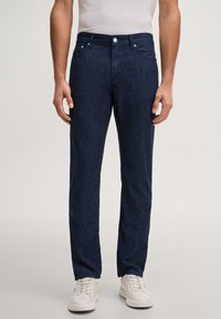 Узкие джинсы