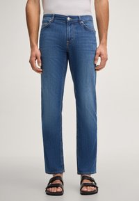 Прямые джинсы