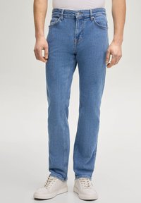 Прямые джинсы