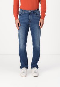 Прямые джинсы