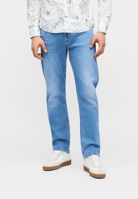 Прямые джинсы