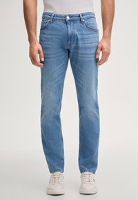 Узкие джинсы