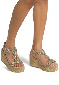 Босоножки на танкетке Босоножки на танкетке