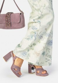 Босоножки на платформе Босоножки на платформе