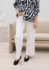 Прямые джинсы