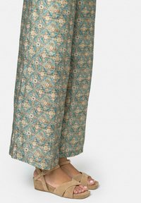 Босоножки на танкетке