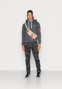 Пуловер с капюшоном