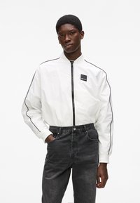 Куртка бомбер