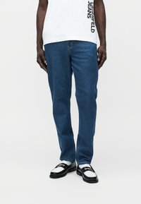 Узкие джинсы