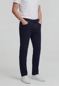 Прямые джинсы