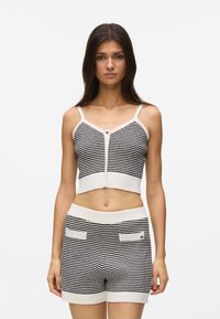 Топ на бретельках