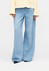 Свободные джинсы Свободные джинсы