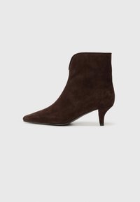 Сапожки на танкетке