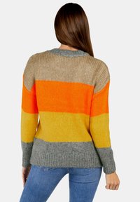 Пуловер в полоску