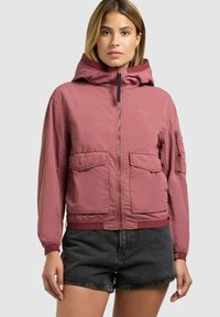 Куртка с накладнымит карманами