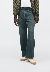 Свободные джинсы Свободные джинсы