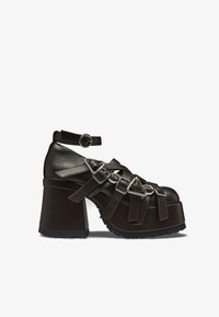 Туфли с высоким носом