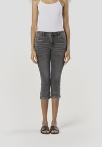 Короткие джинсы Короткие джинсы