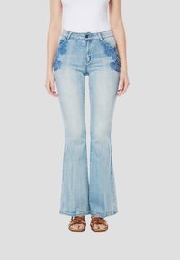 Клешеные брюки