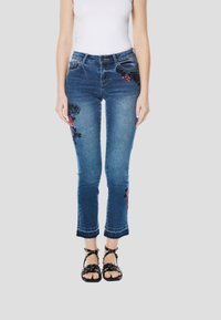 Короткие джинсы