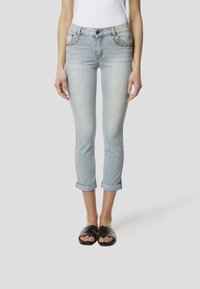 Короткие джинсы