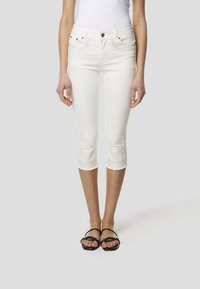 Короткие джинсы