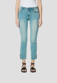 Короткие джинсы