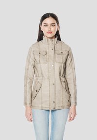 Куртка с накладнымит карманами