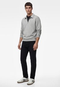 Узкие джинсы