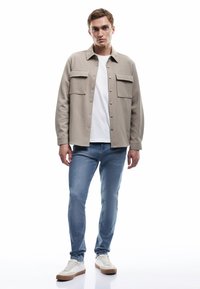 Узкие джинсы