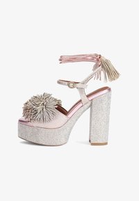 Босоножки на платформе